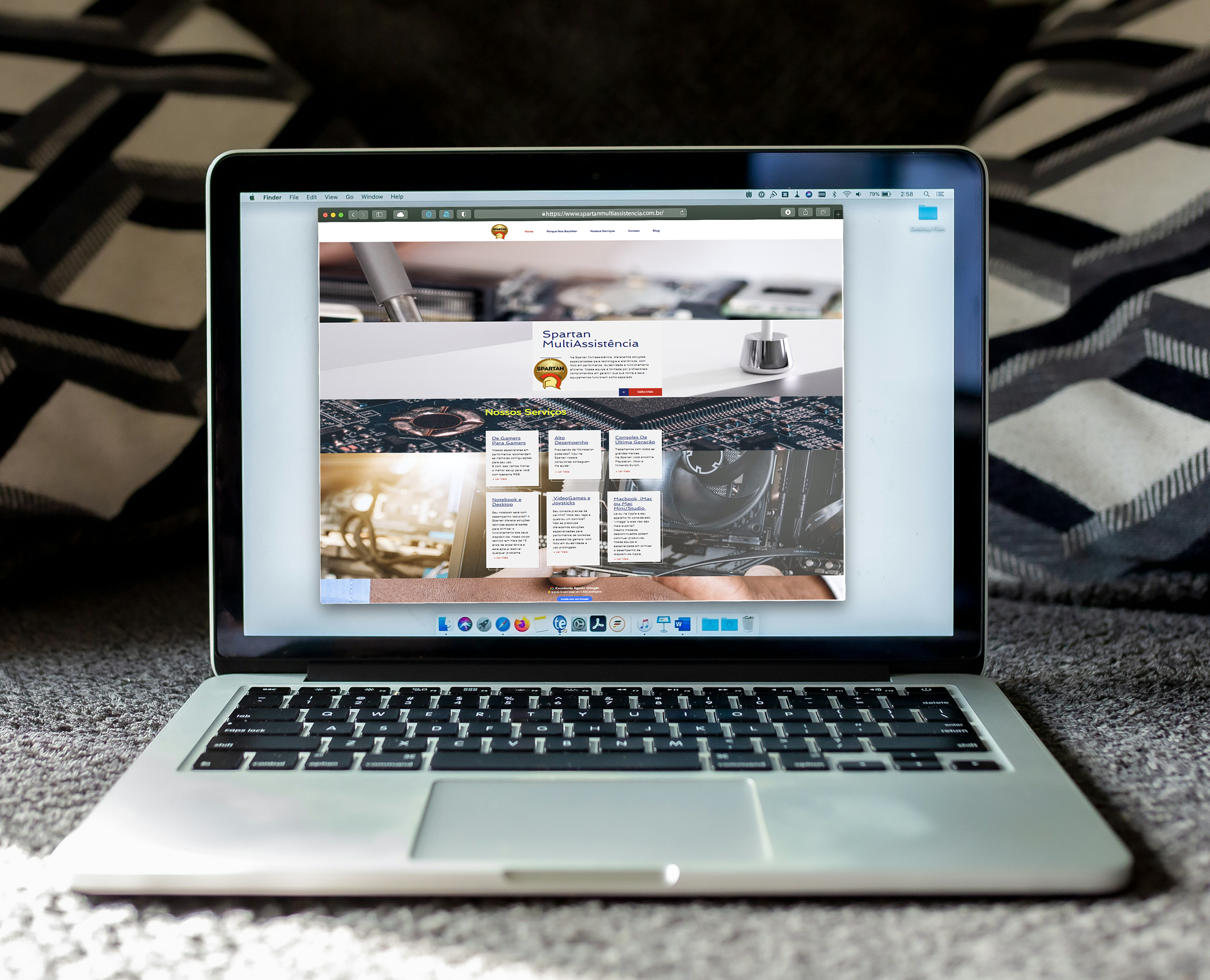 Notebook mostrando o site da Spartan MultiAssistência